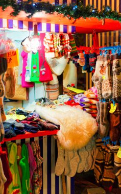 Yün ürünleriyle tezgah kurun Geceleyin yeni bir Noel pazarı Riga