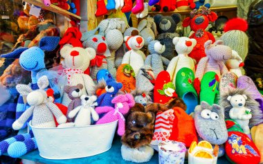 Riga Noel pazarında sergilenen el yapımı ayı oyuncakları