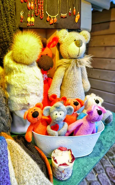 Ręcznie robione zabawki niedźwiedź wyświetlany na Rydze Boże Narodzenie rynku nowe — Zdjęcie stockowe