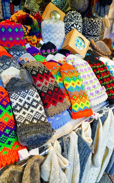 Luvas de lã coloridas no mercado de Natal de Riga novo — Fotografia de Stock