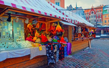 Riga 'daki Noel pazarında yeni hediyeler sergileniyor.