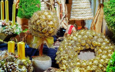 Altın el yapımı çelenkler ve hediyelik eşyalar Riga yeni Noel pazarı