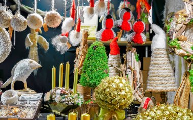 Riga Noel pazarında el yapımı kumaş aksesuarlar ve hediyelik eşyalar.