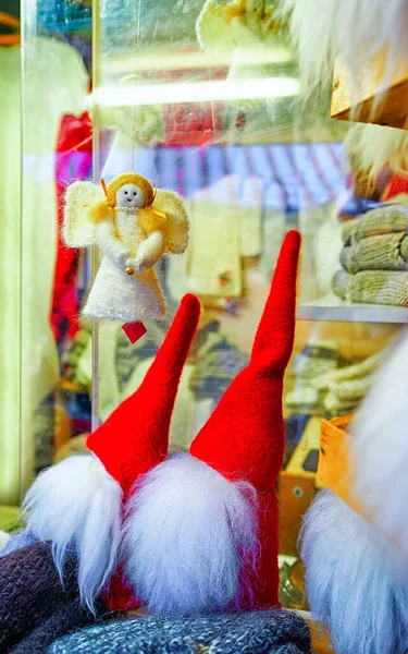 Riga Noel Pazarı 'nda yeni küçük melek ve cüce heykeller. — Stok fotoğraf