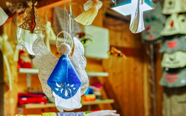 Anjo de linho artesanal pendurado no mercado de Natal Riga novo — Fotografia de Stock