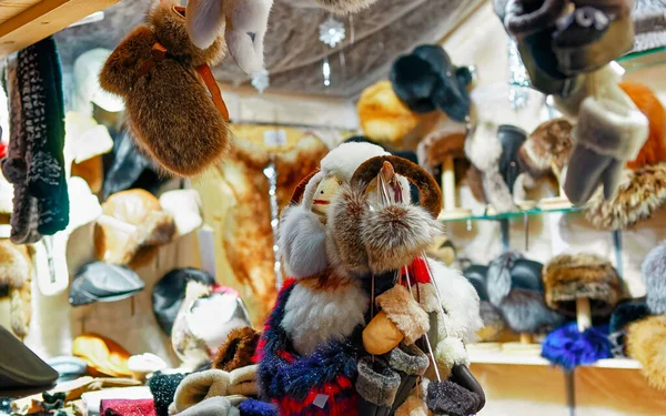 Pälshandskar och andra tillbehör på Vilnius Julmarknad nya — Stockfoto