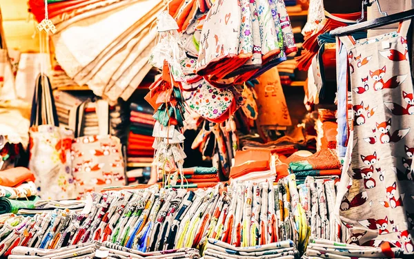 Festivamente decorados lembranças têxteis Riga mercado de Natal stall novo — Fotografia de Stock
