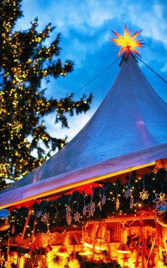 Yeni kış Berlin 'deki Jandarma Marketinde Gece Noel Pazarı