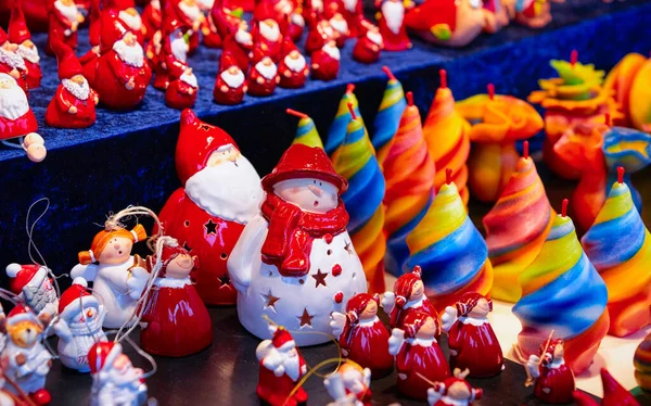 Decoración de Navidad de cerámica en el mercado de Navidad en Alemania nuevo — Foto de Stock