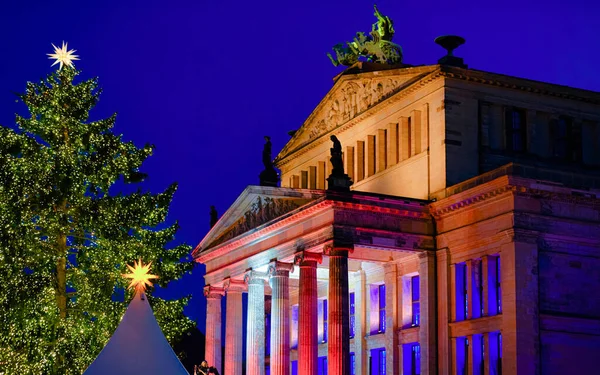 Mercado de Natal Noite em Konzerthaus Concert House Gendarmenmarkt Berlim novo — Fotografia de Stock