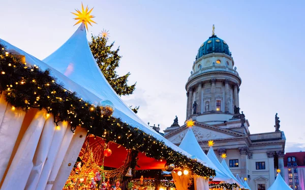 Mercado de Navidad en Gendarmenmarkt en invierno Alemania Berlín nuevo — Foto de Stock