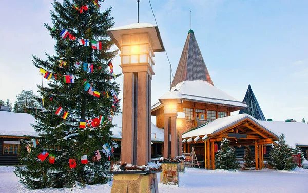 Linternas en Santa Claus Village en Laponia Escandinavia nuevo — Foto de Stock