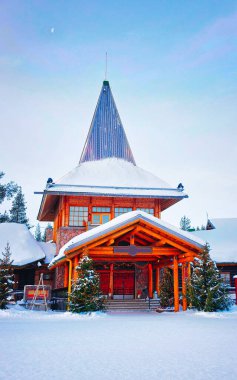 Noel Baba Ofisi 'ndeki Noel ağaçları Rovaniemi Lapland yeni