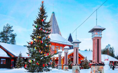 Kuzey Kutup Dairesi fenerleri Santa Village Lapland 'daki Noel Baba Ofisi