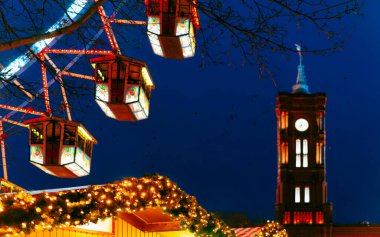 Dönme dolap Noel Pazarı Almanya Belediye Binası Berlin 'e yeni