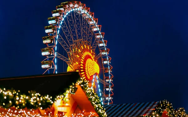 Ferris Wheel Night Christmas Market Niemcy Ratusz nowy — Zdjęcie stockowe