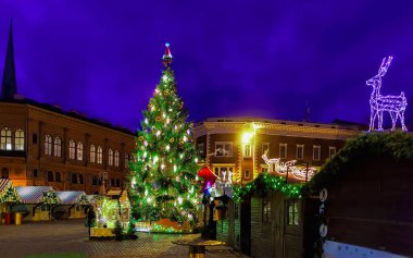 Riga 'da gece yeni bir kubbe ve Noel ağacı