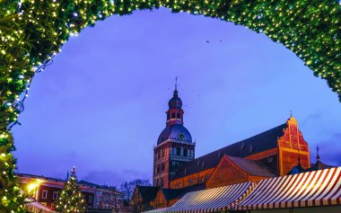 Yılbaşı pazarı Kubbe ile Xmas ağacı Riga akşamı yeni