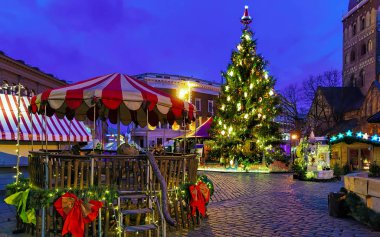 Gece boyunca kubbe meydanı ve Noel ağacı Riga yeni