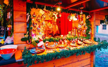 Riga 'daki Noel pazarında el yapımı eşyalar.
