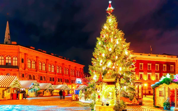 Luminoso árbol de Navidad Cúpula cuadrada en la vieja Riga nuevo —  Fotos de Stock
