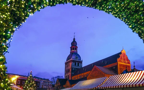 Mercado de Navidad Plaza Domo con árbol de Navidad Riga noche nueva —  Fotos de Stock