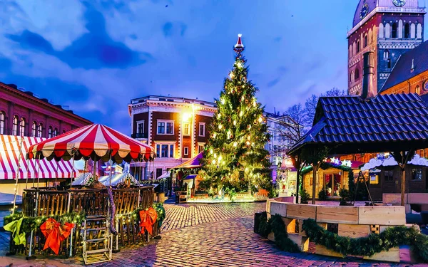Praça da cúpula e árvore de Natal durante a noite nova — Fotografia de Stock