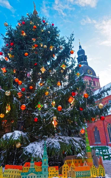 Prachtig versierde kerstboom op kerstmarkt nieuw — Stockfoto