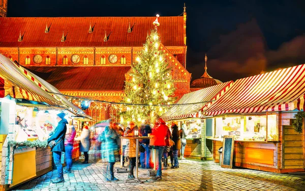 People Night Christmas market Dome Square Xmas tree Riga new — Stock Photo, Image