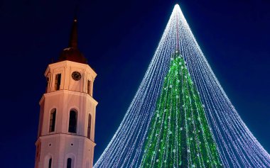 Yılbaşı ağacı ve çan kulesi Vilnius akşam yeni