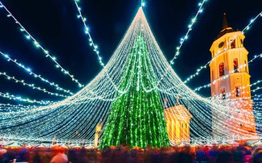 Vilnius 'taki Gece Noel pazarındaki insanlar
