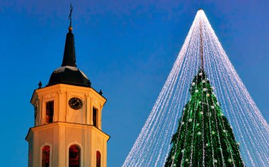 Noel ağacı ve Katedral çan kulesi Vilnius 'u akşam yeni