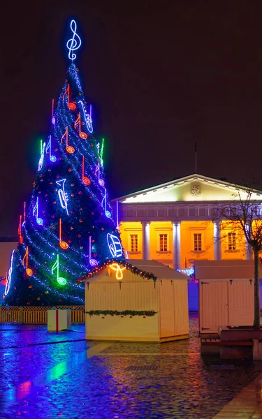 Vista noturna da árvore de Natal Town Hall square novo — Fotografia de Stock