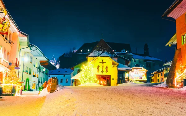 Gruyeres vila na Suíça noite de inverno novo — Fotografia de Stock