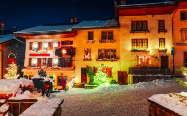 Gruyeres kasabası İsviçre 'de kış gecesi yeni