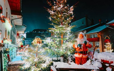 Noel Baba ve Noel ağacı Gruyeres 'de yeni kış gecesi