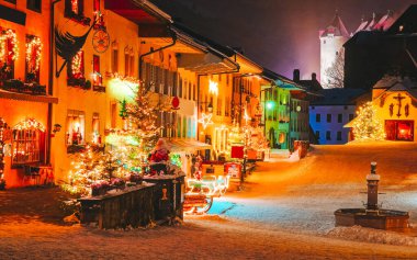 Gruyeres kasabası İsviçre 'de gece yeni