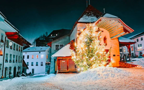 Ночной вид на освещенную рождественскую елку улицы Груерес новый — стоковое фото