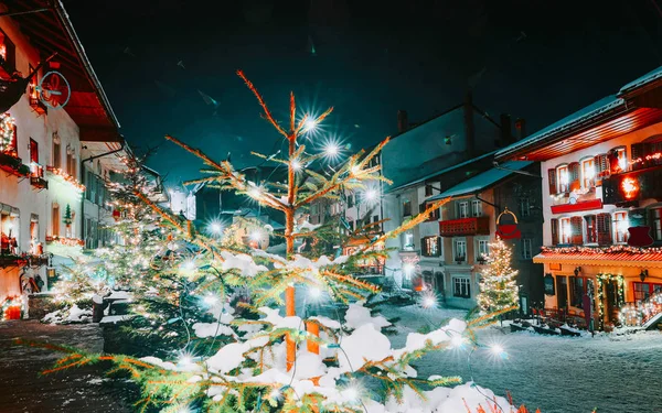 Noite de Ano Novo Árvore de Natal cidade medieval de Gruyeres novo — Fotografia de Stock