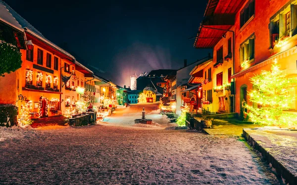 Gruyeres vila na Suíça noite de inverno novo — Fotografia de Stock