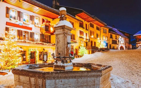 Gruyeres pueblo de Suiza noche de invierno nuevo — Foto de Stock