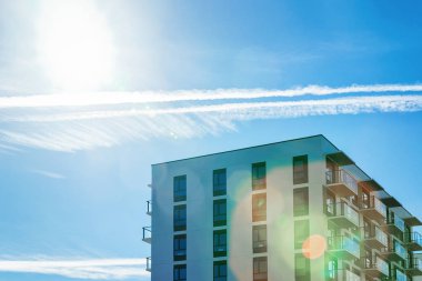 Apartman ev konut kompleksi gayrimenkul güneş ışığı