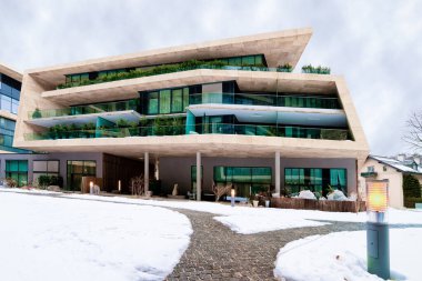 Modern apartman dairesi ve Salzburg karının dış yüzeyi.