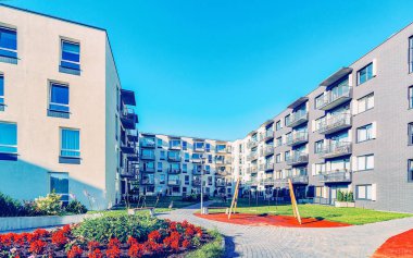 Çiçek saksısı olan yeni bir apartman.