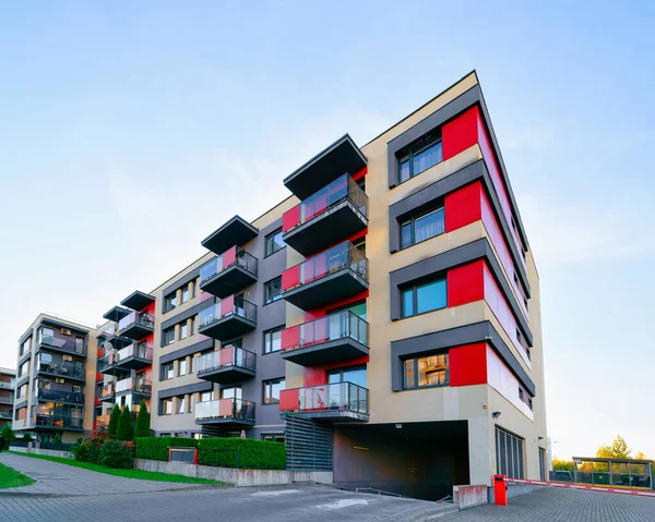 Moderno edificio de apartamentos residenciales y garaje — Foto de Stock