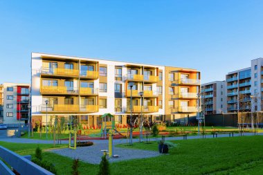 Apartman konut cephe mimarisi ve çocuk oyun alanı