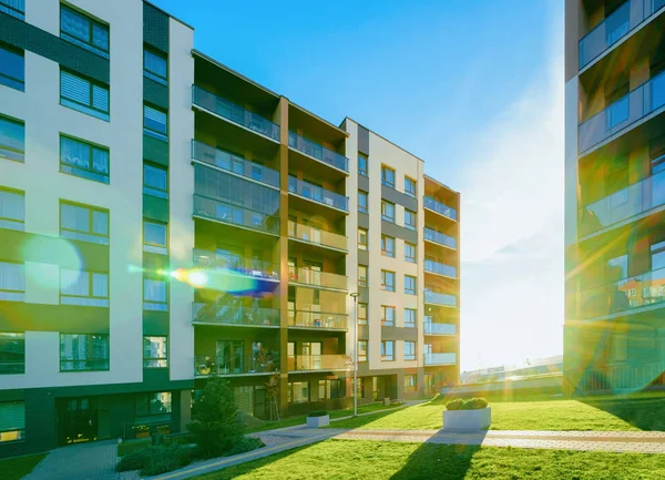 Apartamento casa residencial fachada arquitectura con instalaciones al aire libre luz solar —  Fotos de Stock