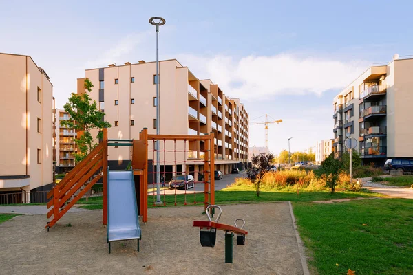 Apartamento casa residencial fachada arquitectura y parque infantil — Foto de Stock