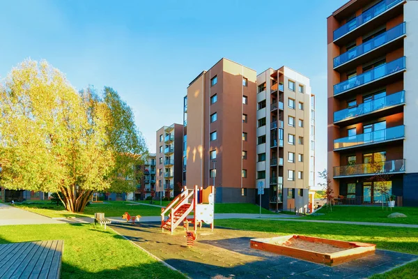 Appartamento residenziale casa facciata architettura con parco giochi per bambini — Foto Stock