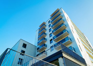 Modern ihtisas binasına girişe yakın kapı